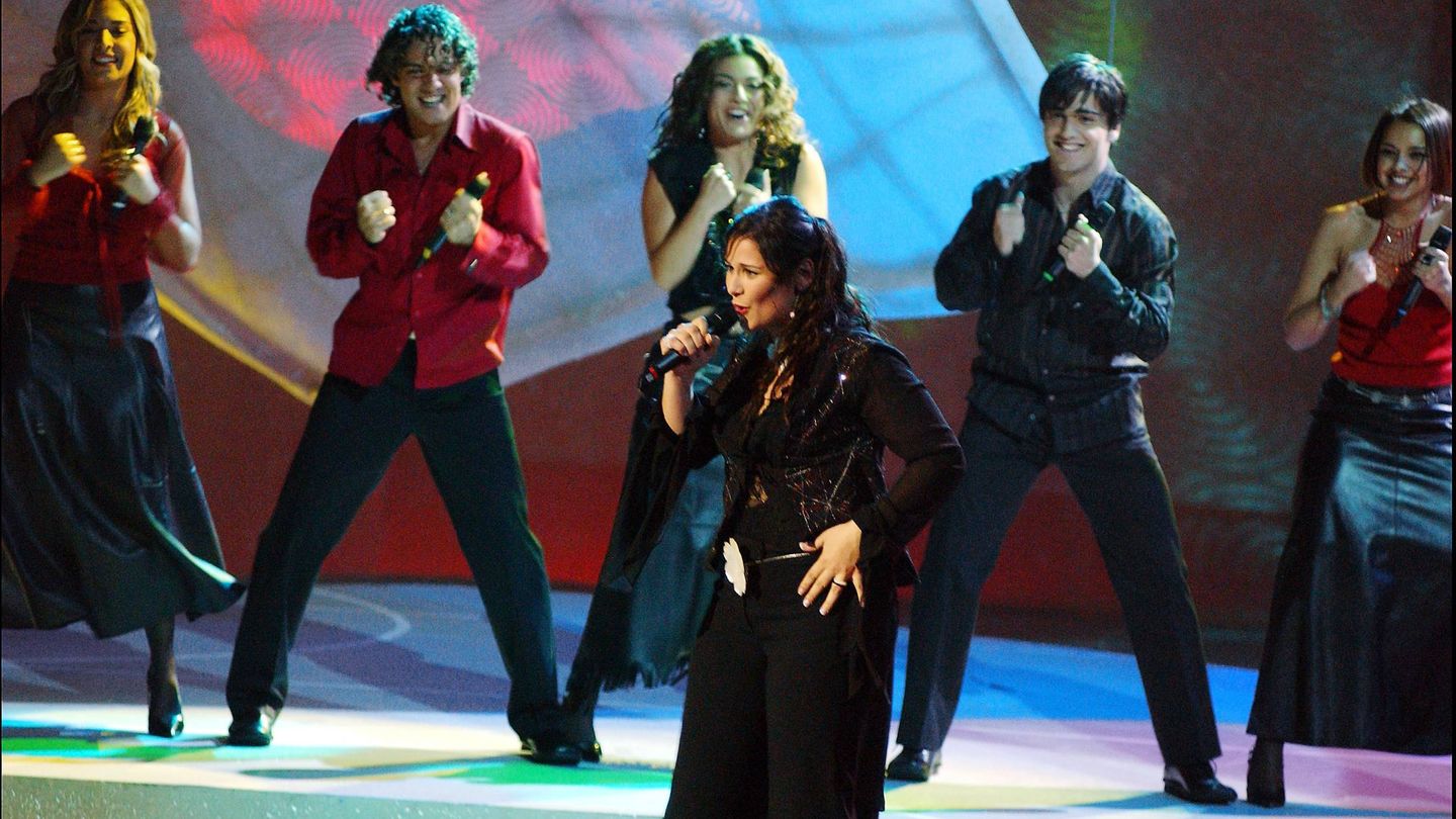 Geno con Rosa y el resto de coristas en Eurovisión 2002. (Gtres)