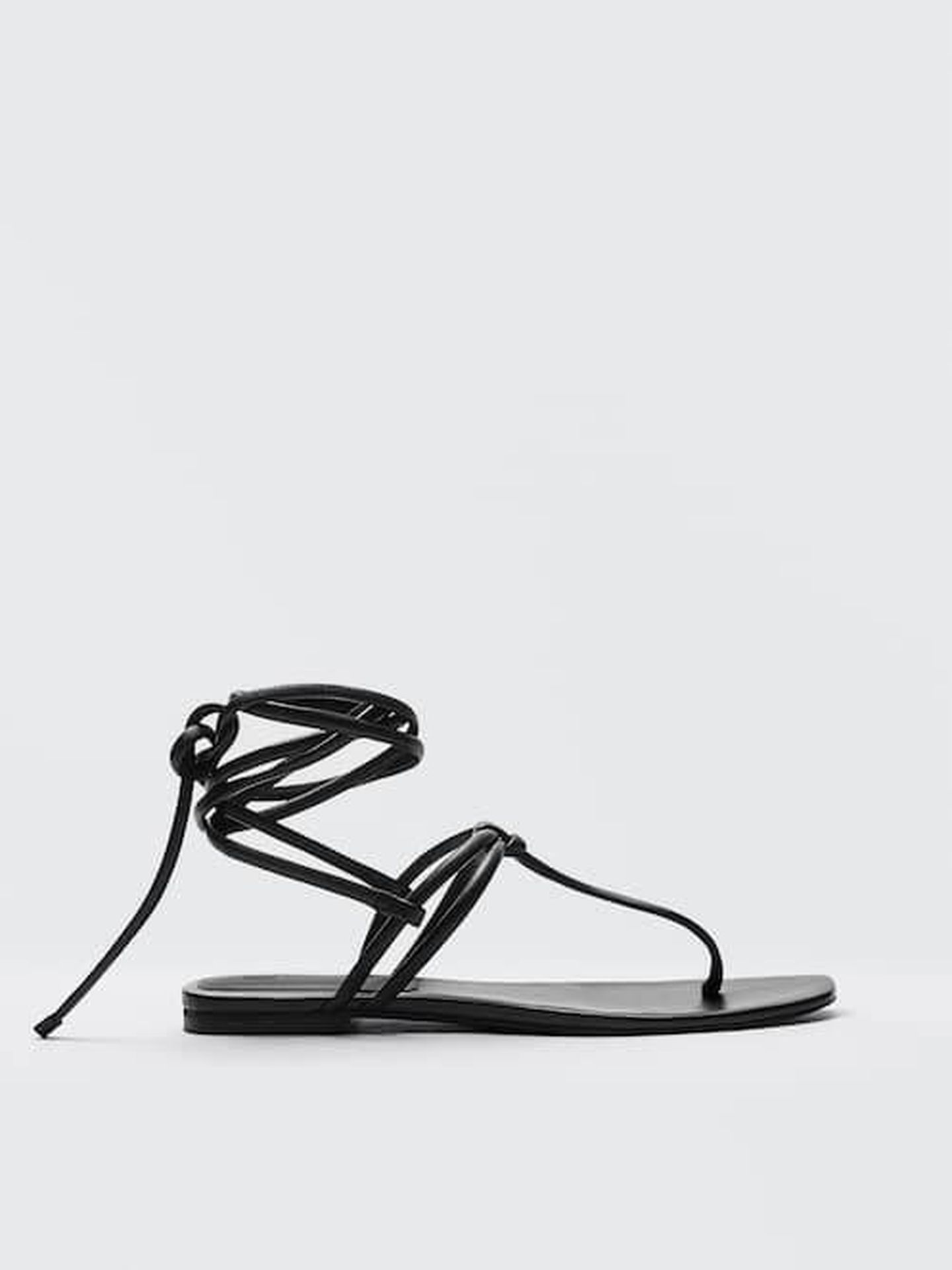 Sandalias negras, planas y de tendencia de Massimo Dutti. (Cortesía)
