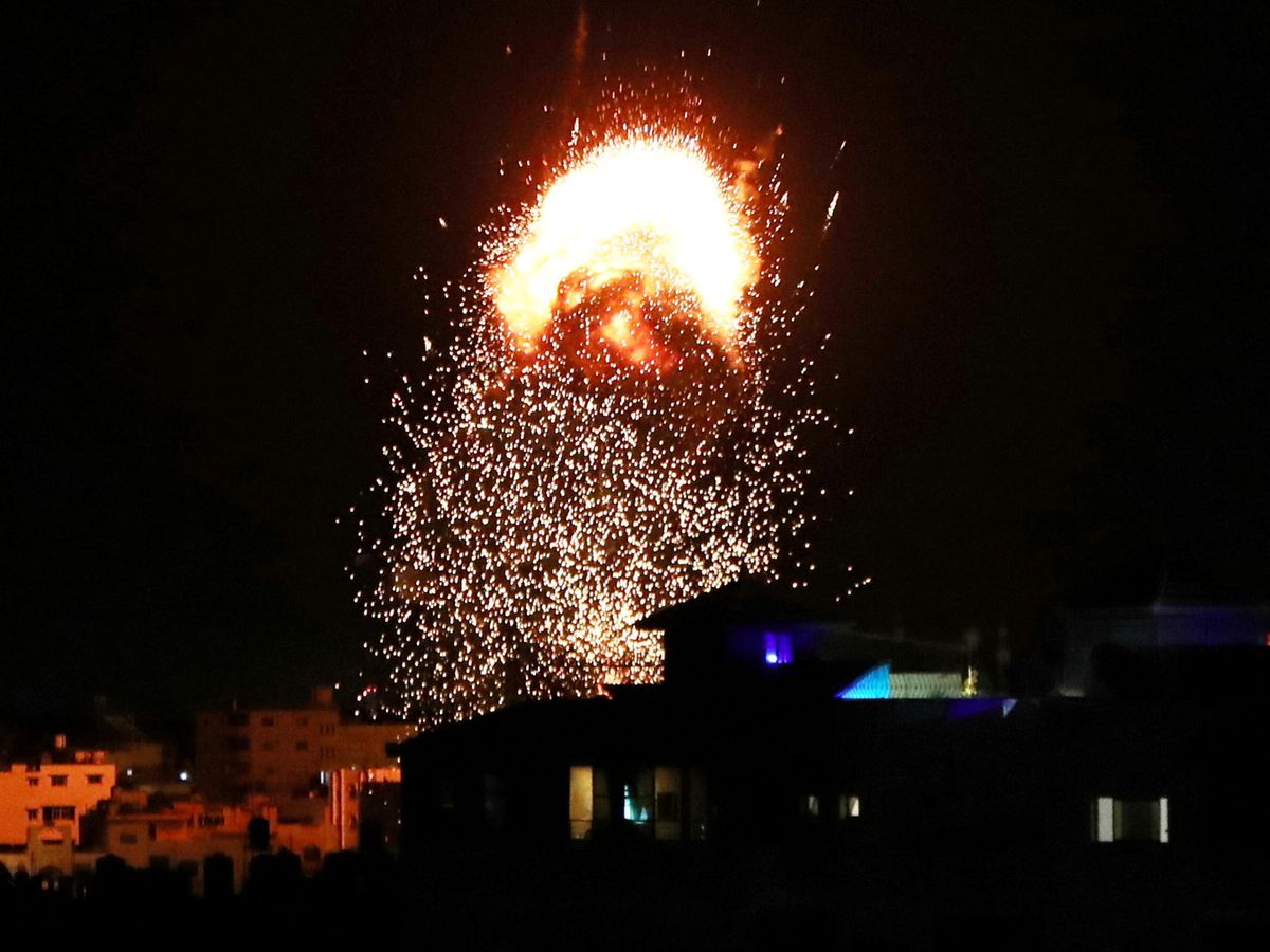 Foto: El humo y las llamas se elevan sobre un edificio durante los ataques aéreos israelíes. (Reuters)