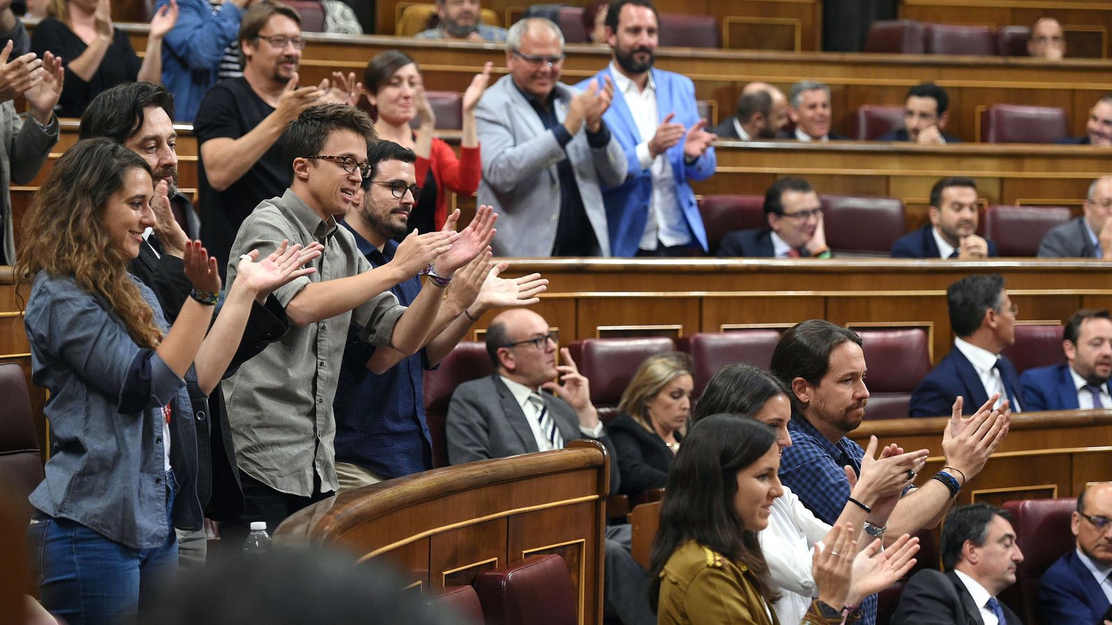 Foto: Los diputados de Unidos Podemos aplauden durante el pleno de la Cámara baja, tras intervenir Pablo Bustinduy. (EFE)