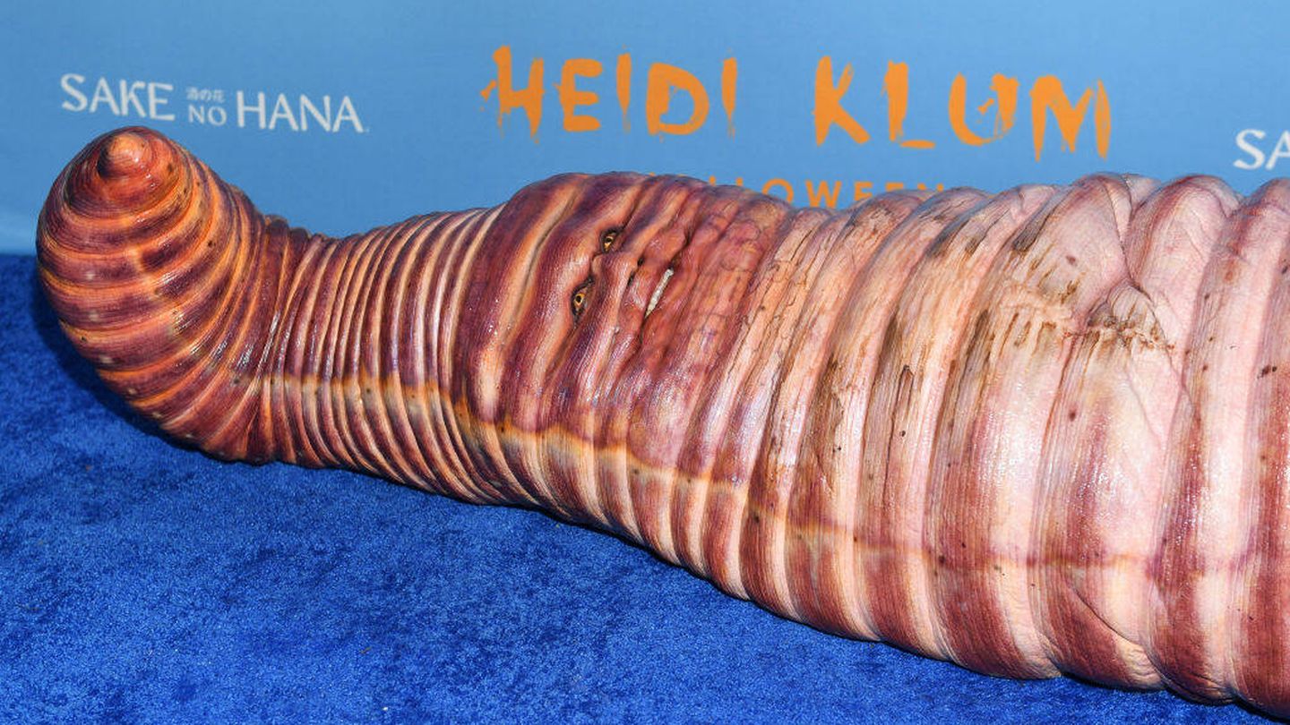 Heidi Klum, en su fiesta de Halloween 2022 disfrazada de gusano gigante. (Getty)