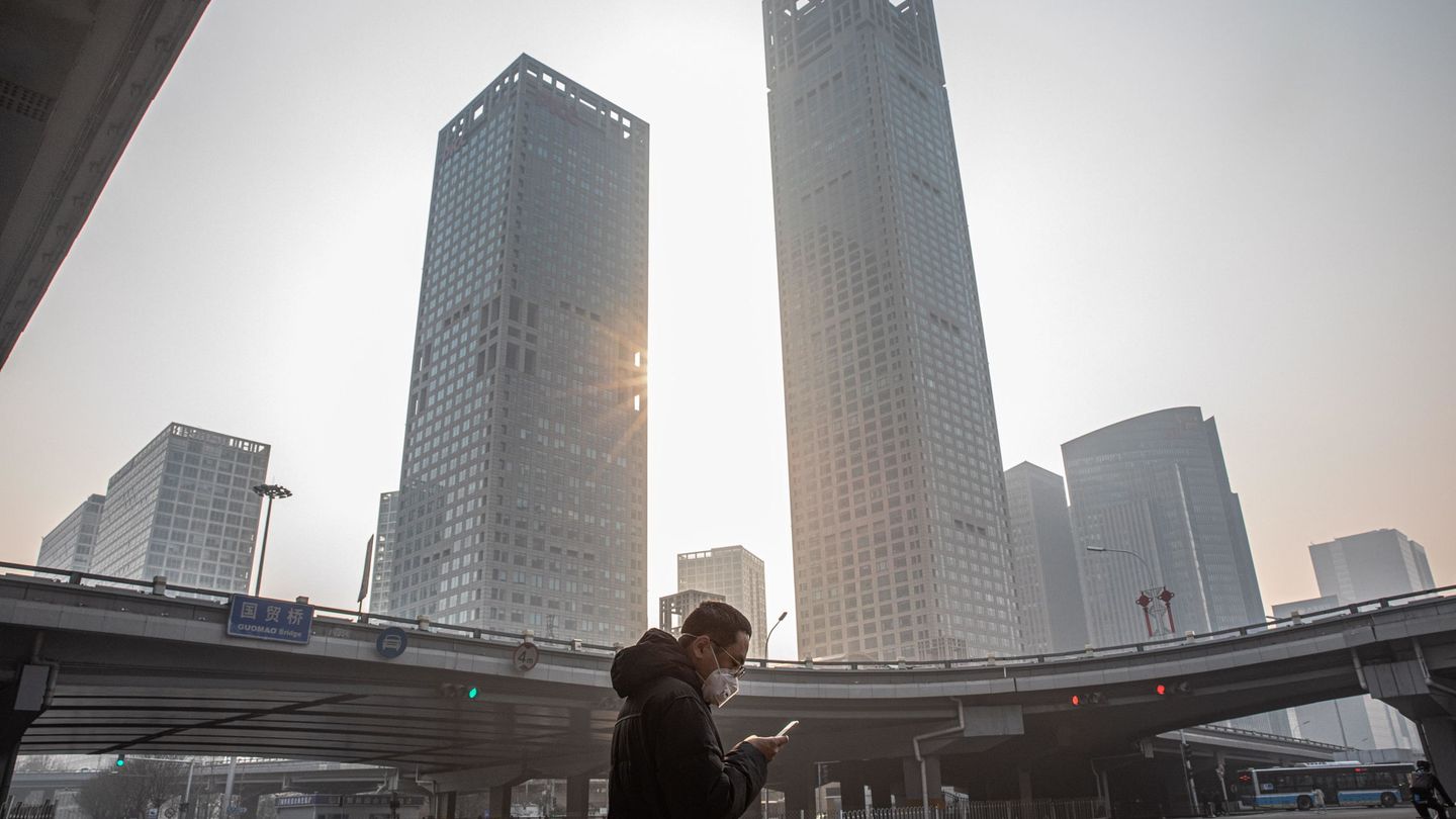 Un hombre pasea en Pekín. (Reuters)