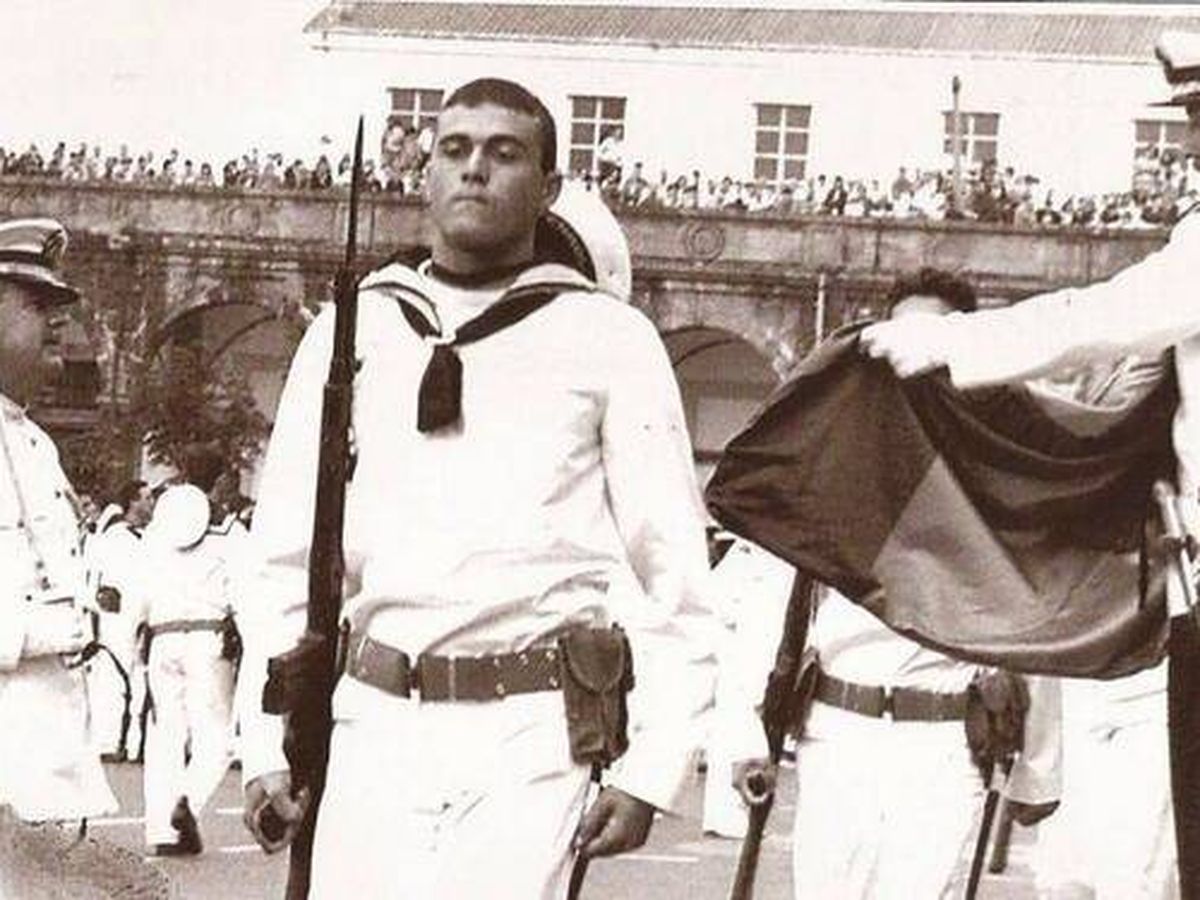 Foto: El ahora seleccionador nacional y ex futbolista Luis Enrique jurando bandera.