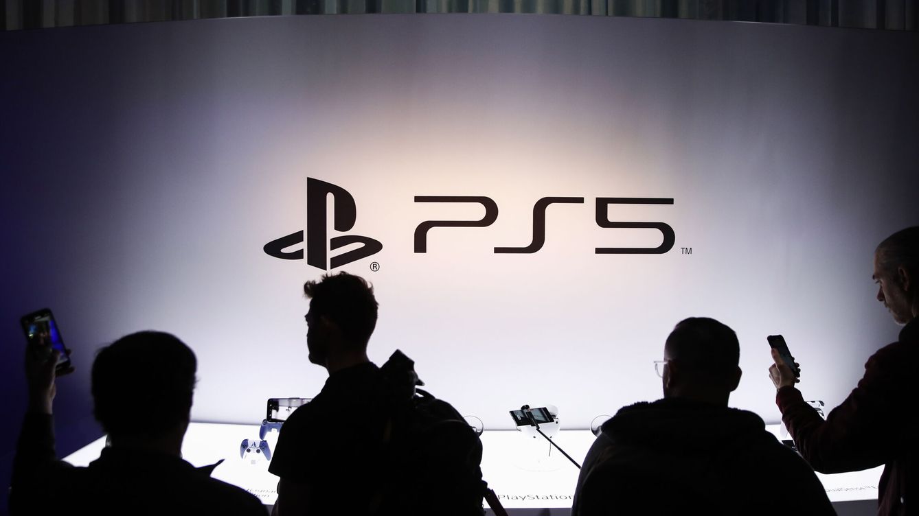 Foto: Las Vegas (United States), 04 01 2023.- People look at items related to the PlayStation 5 gaming console during a Sony press conference at the 2023 International Consumer Electronics Show in Las Vegas, Nevada, USA, 04 January 2023. CES, the world's large