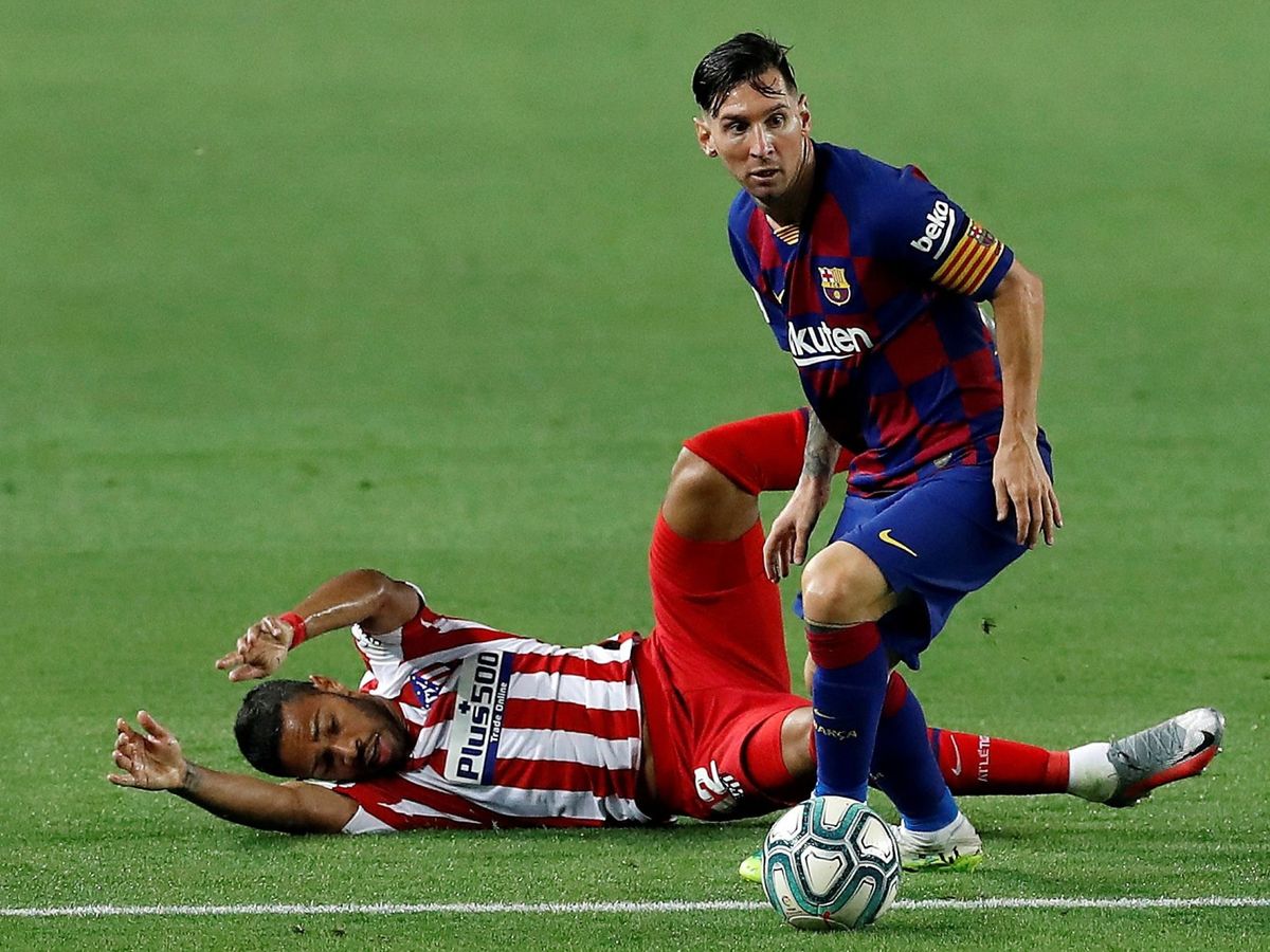 Foto: El delantero argentino del FC Barcelona, Leo Messi (d), se lleva el balón ante el defensa brasileño del Atlético de Madrid, Renan Lodi. (EFE)