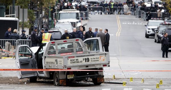 Foto: Varios miembros de la policía criminal investigan el la escena del atentado en el que murieron 8 personas, en Nueva York. (EFE)