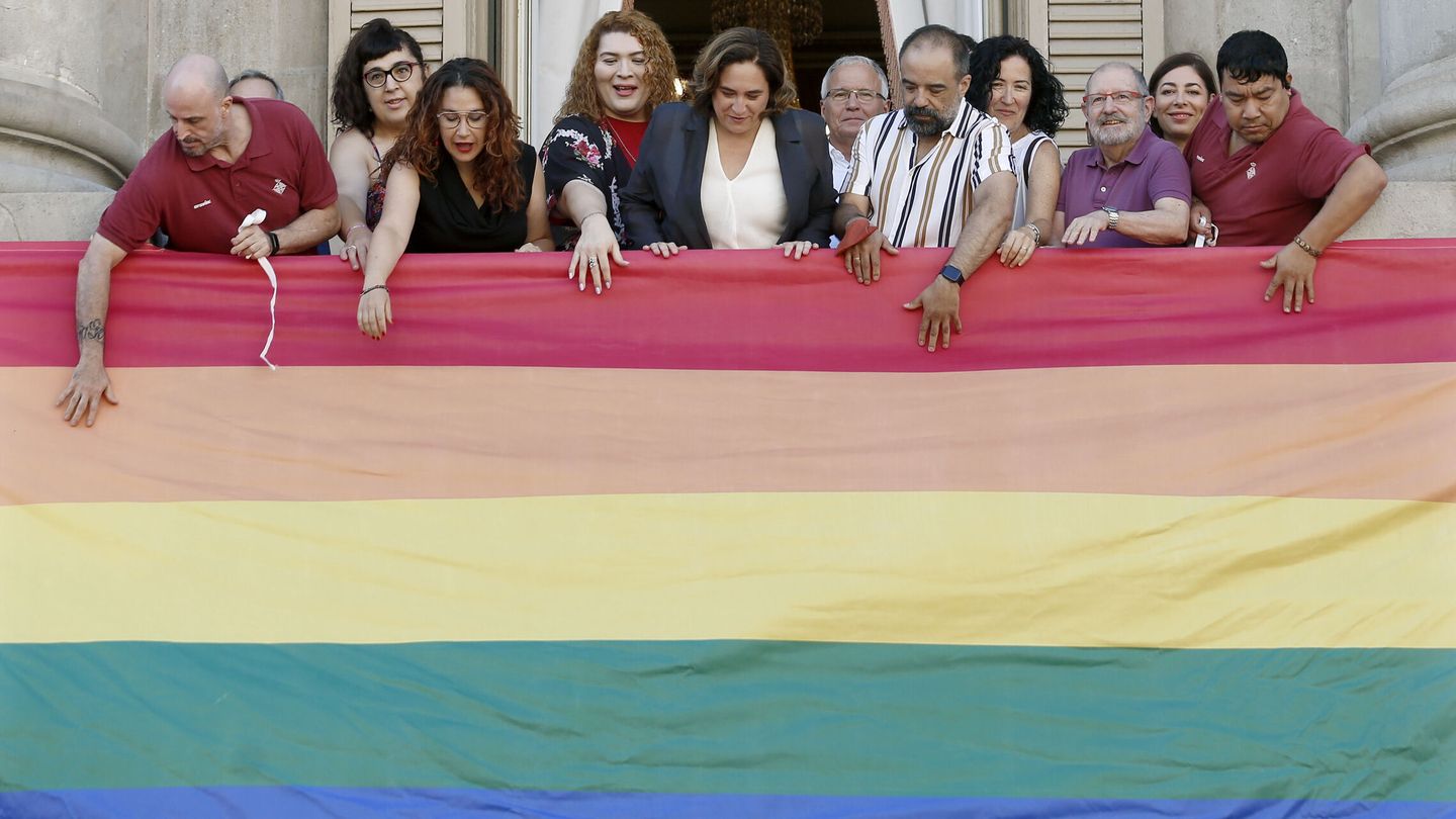 La alcaldesa de Barcelna, Ada Colau, colgó la bandera arco iris en el balcón del Ayuntamiento de Barcelona. (EFE/ Andreu Dalmau)