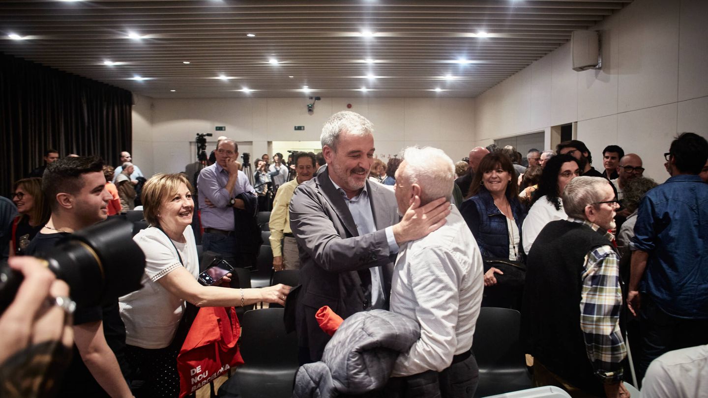 Jaume Collboni saluda al público tras un un mitin en Barcelona el pasado sábado. (J. L.)