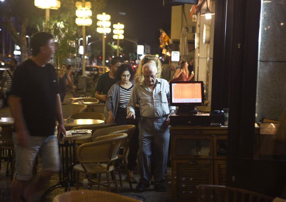 Foto: Israelíes que cenaban en un restaurante de Tel Aviv se dirigen a un refugio al sonar las sirenas (Reuters).