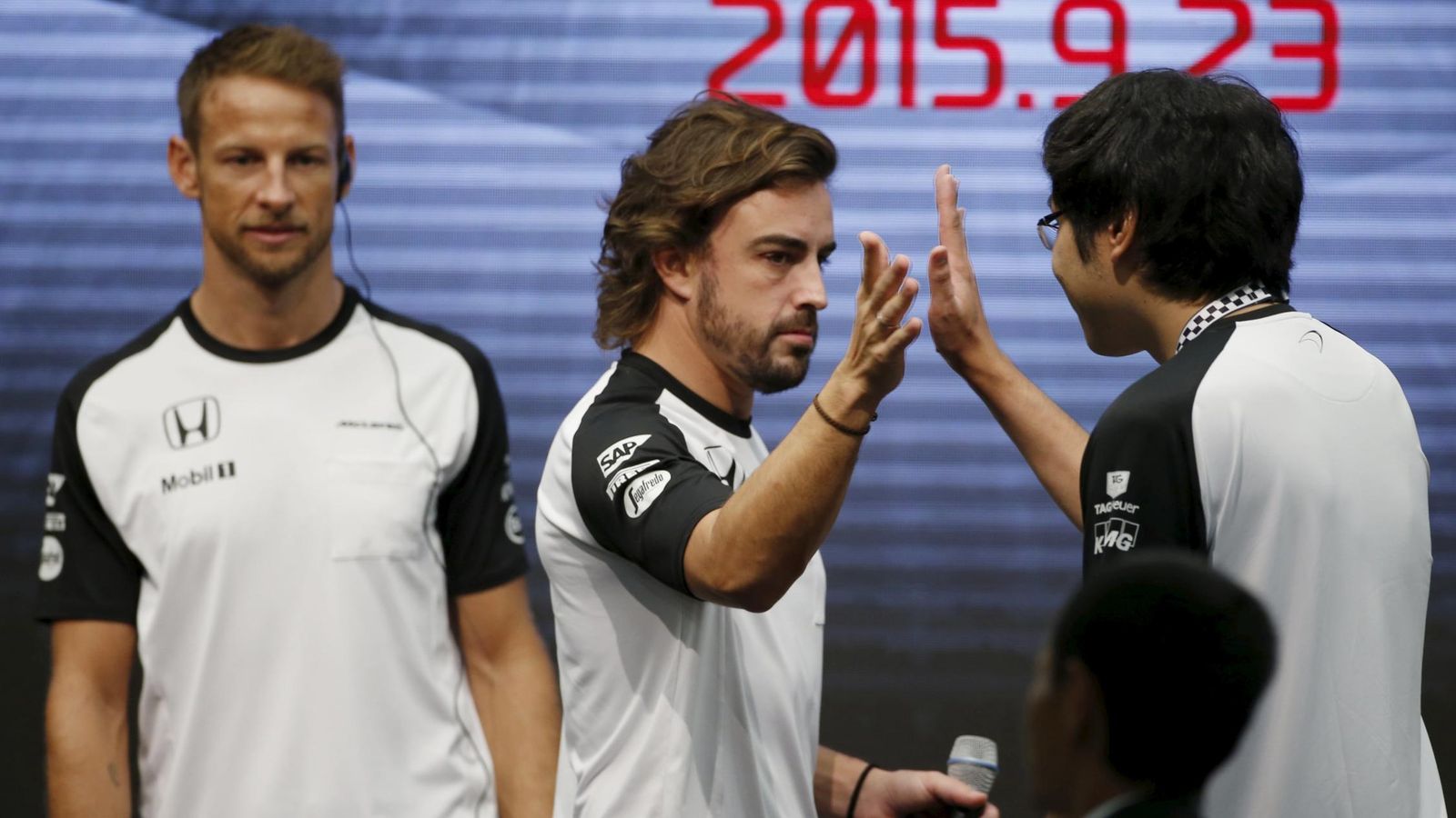 Foto: Fernando Alonso y Jenson Button en Japón, en la casa de Honda (Reuters)
