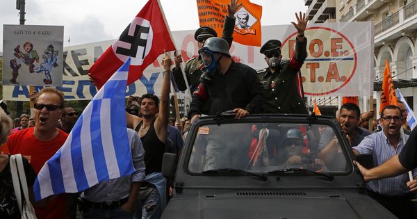 Foto: Manifestantes con uniformes nazis en una protesta contra la visita de la canciller Angela Merkel a Grecia, en octubre de 2012 (Reuters). 