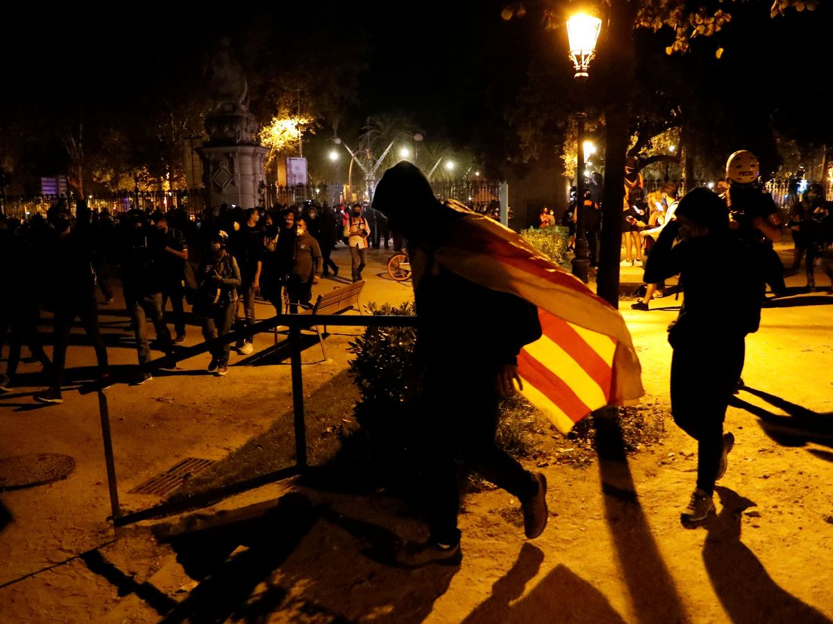 Foto: Protestas en Barcelona tras la inhabilitación de Torra. (Reuters) 