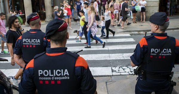 Foto: Una unidad de los Mossos d'Esquadra por las calles del centro de Barcelona. (EFE)