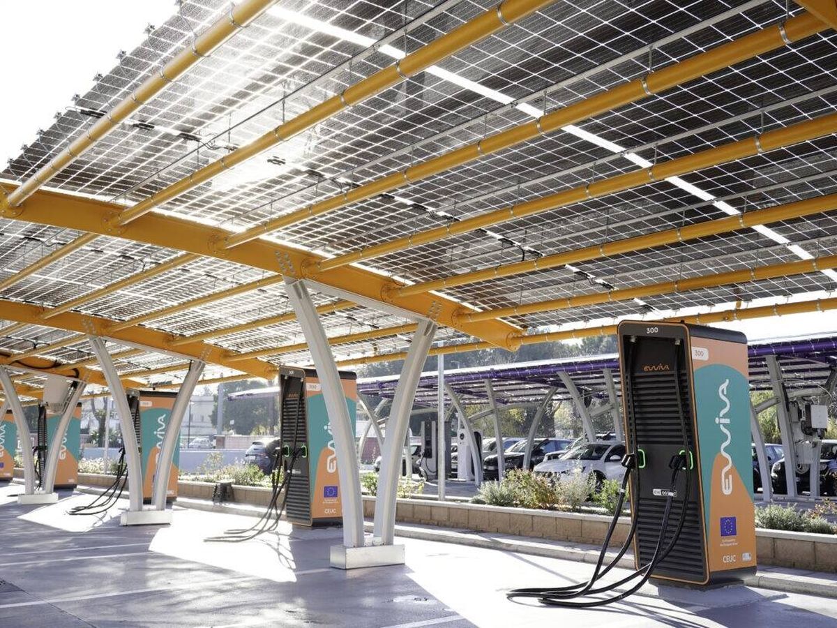 Foto: La estación de Roma cuenta con 14 puestos, todos ellos con 300 kW de potencia. (Ewiva)