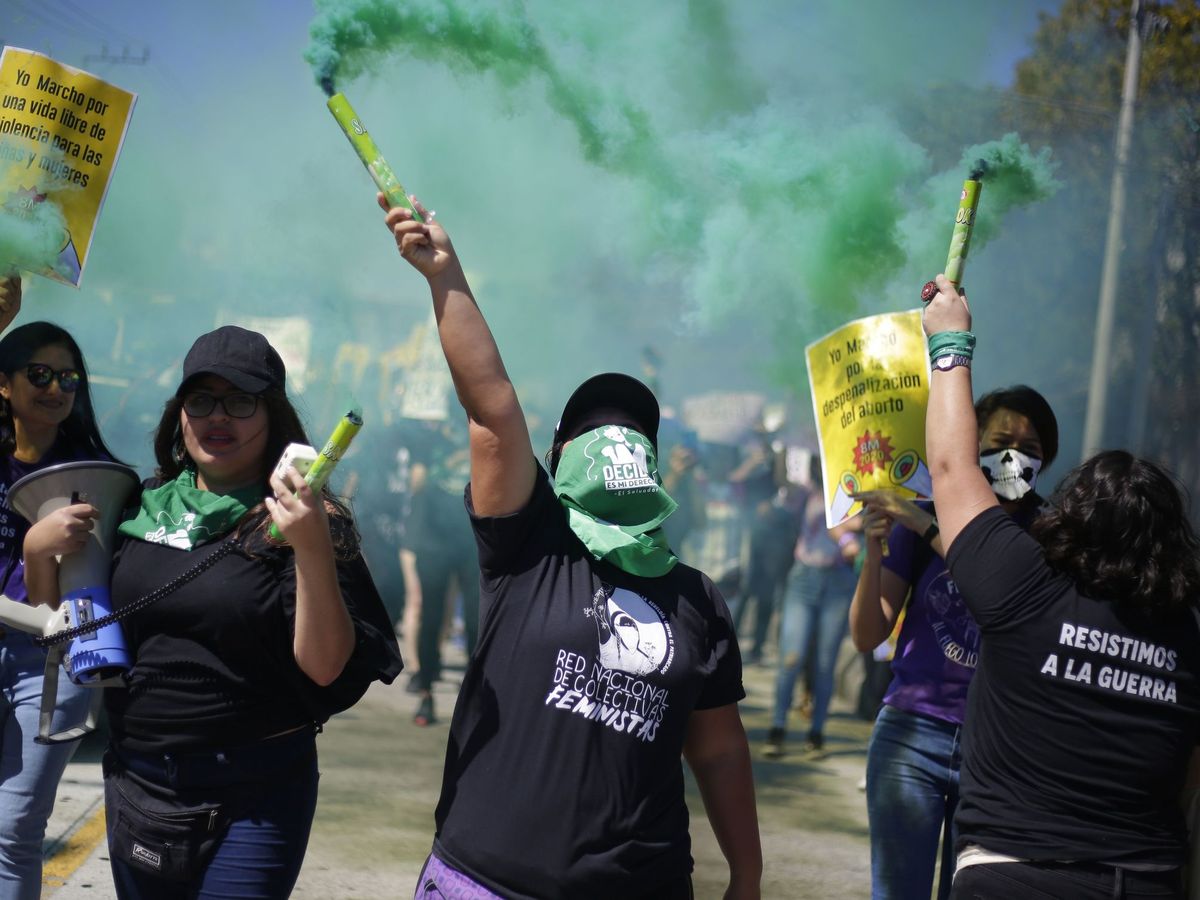 Foto: Organizaciones de mujeres marcharon este domingo en conmemoración del Día Internacional de la Mujer, en San Salvador (EFE)