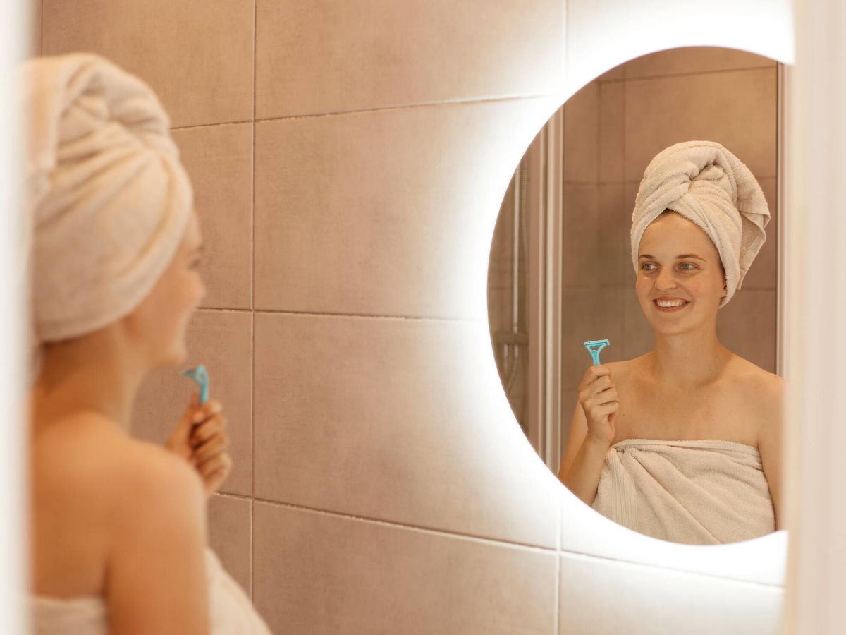 Los espejos con luz LED y más prácticos y decorativos para tu baño