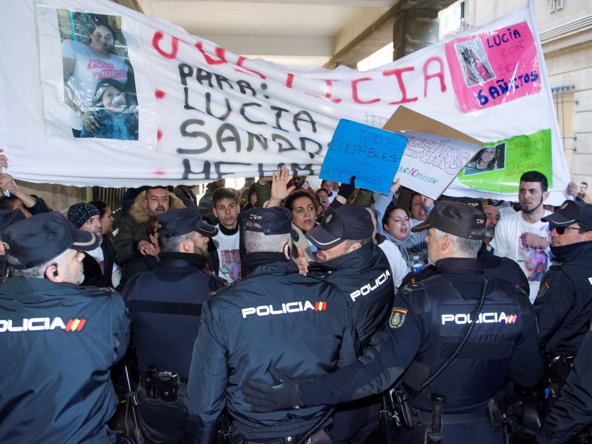 Foto: Protesta frente a los juzgados de Sevilla en 2018. Foto: Efe