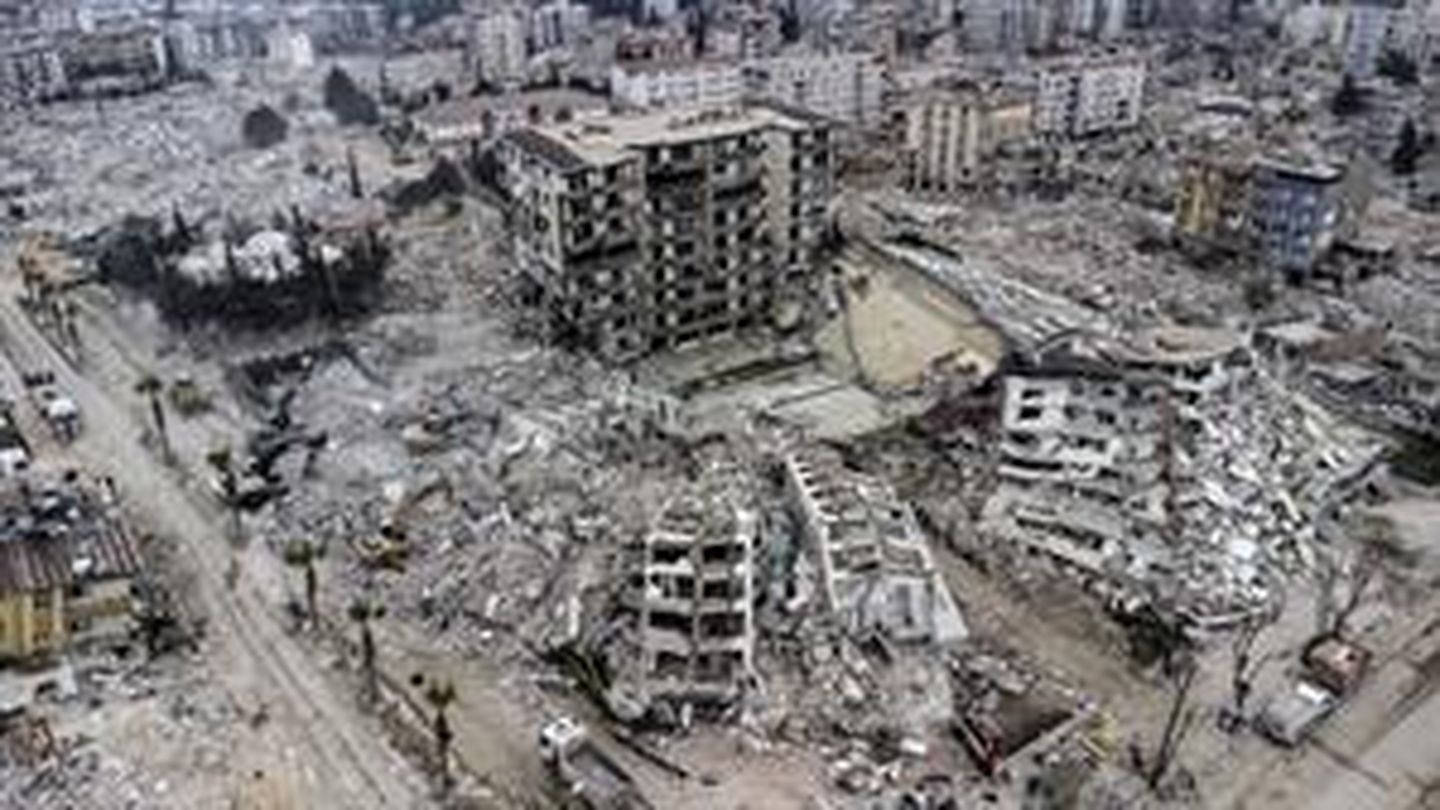  vista aérea tomada con un dron muestra una vista de los edificios derrumbados después de un poderoso terremoto en Hatay