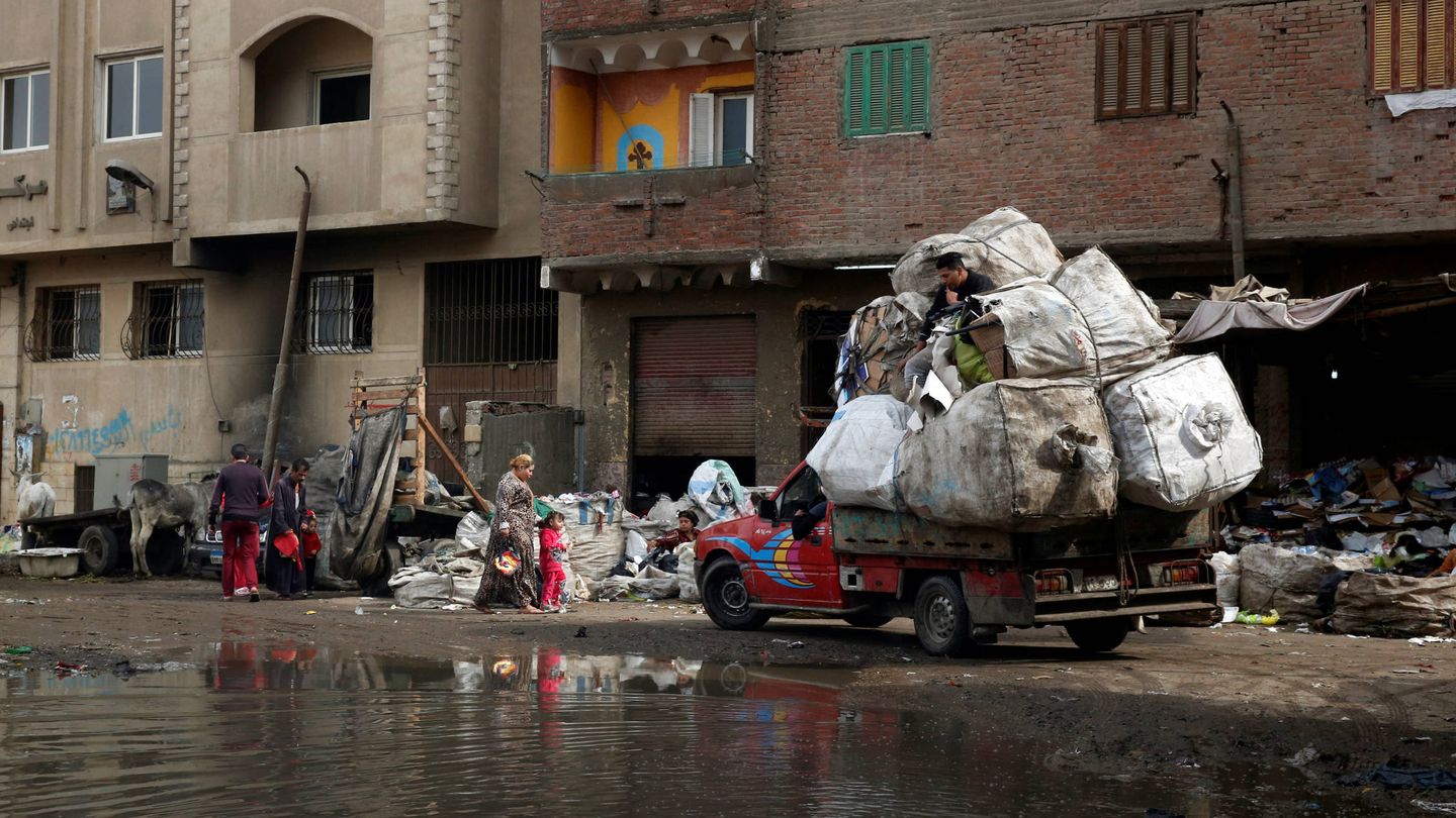 Unos 'zabaleen' recogen basura en una barriada de El Cairo. (Reuters)