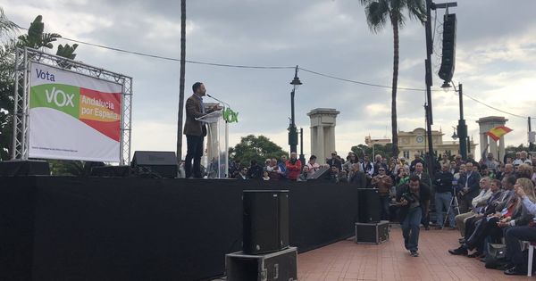 Foto: Intervención de Santiago Abascal en Plaza de la Marina de Málaga (Agustín Rivera).