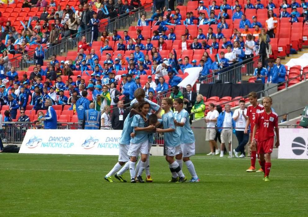 Foto: Los jugadores españoles celebran la victoria.