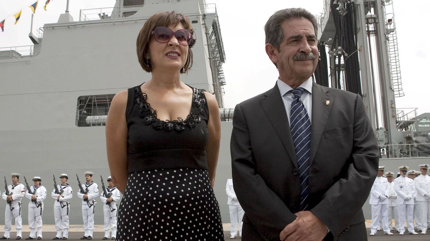 Revilla y su esposa, en el buque de aprovisionamiento de combate Cantabria (A-15). (EFE/Román Ríos)