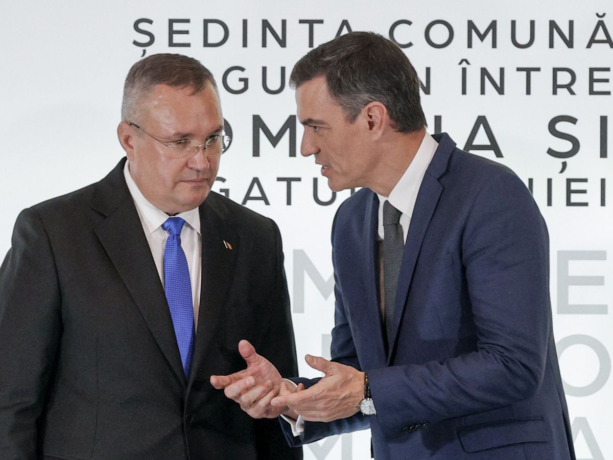 Foto: El presidente del Gobierno, Pedro Sánchez (d), y el primer ministro rumano, Nicolae Ciuca (i), antes de atender a los medios en Castellón tras la I Cumbre Hispano-Rumana. (EFE/Manuel Bruque)