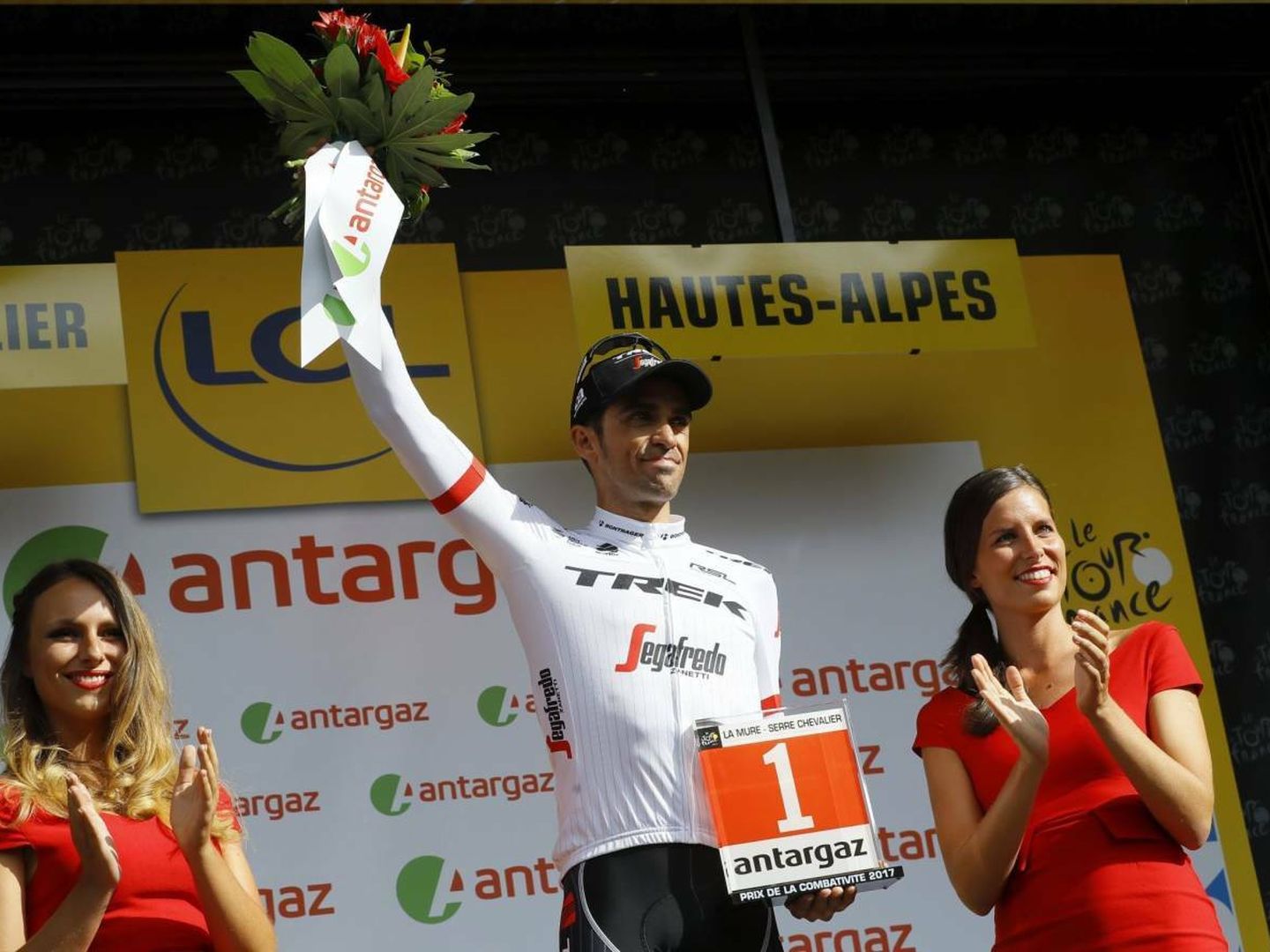 Alberto Contador celebra su título de corredor más combativo de la etapa 17. (EFE) 