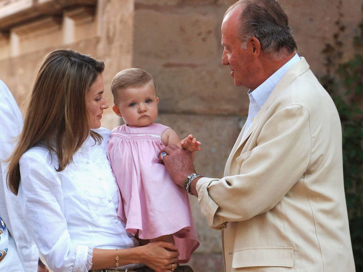 El Rey, con Leonor y Letizia en Marivent en 2006. (Getty)