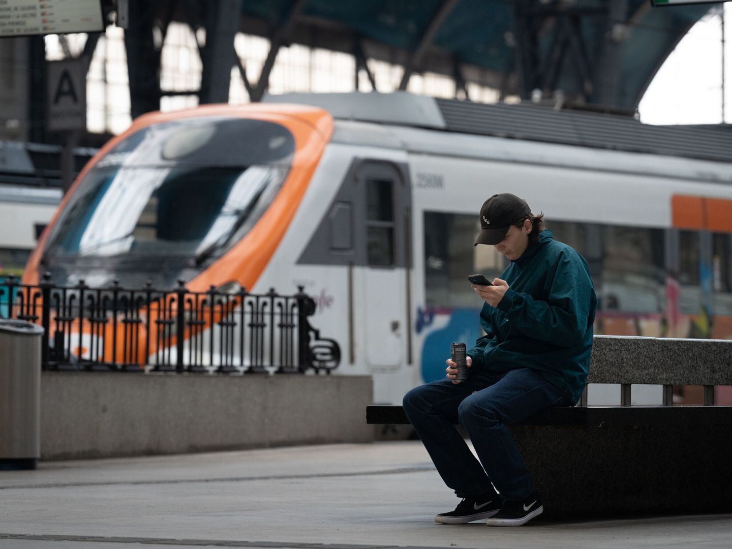 Los sindicatos convocan siete días de huelga en Renfe y Adif por el ...