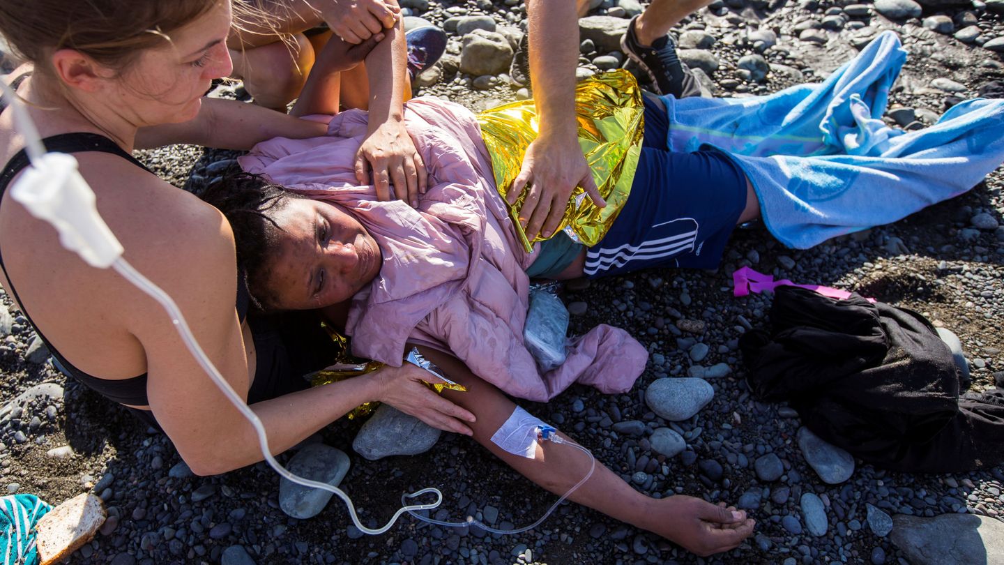 Una migrante atendida tras ser rescatada en Canarias. (Reuters)