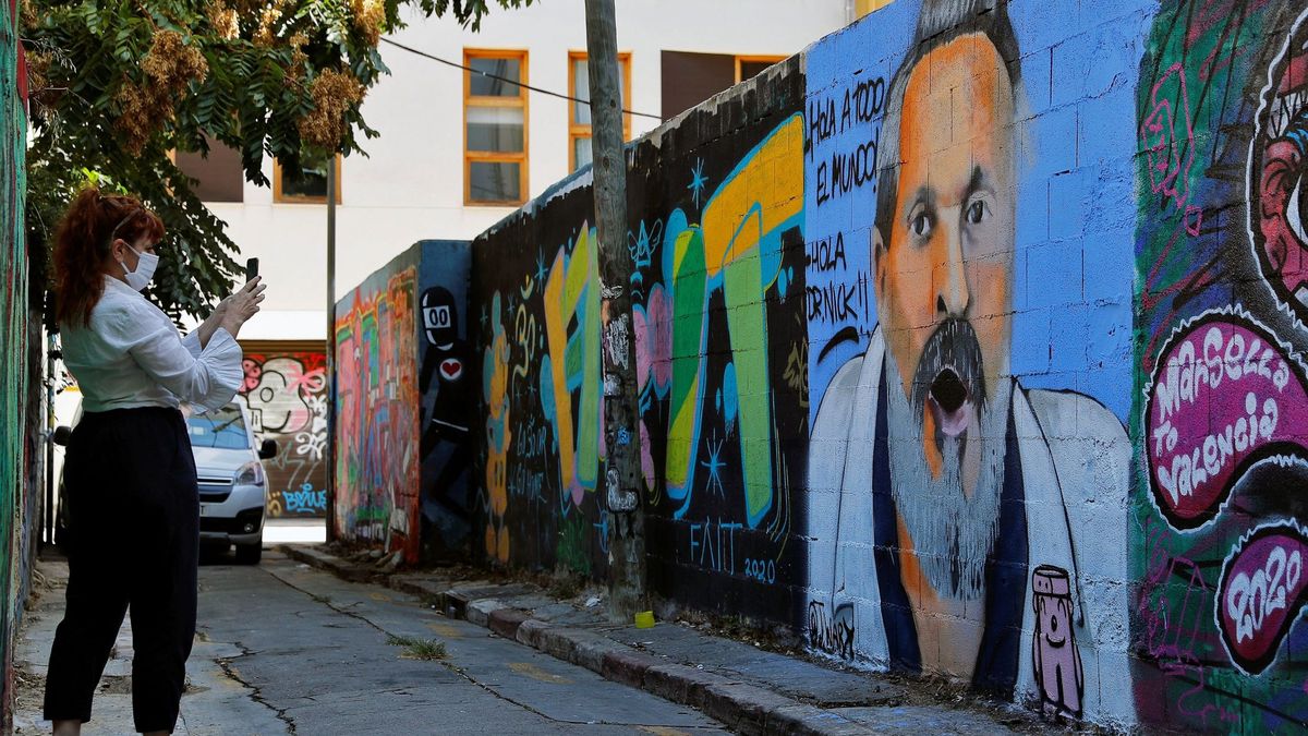 España lleva 35 años matando a Miguel Bosé (y él se frota las manos)