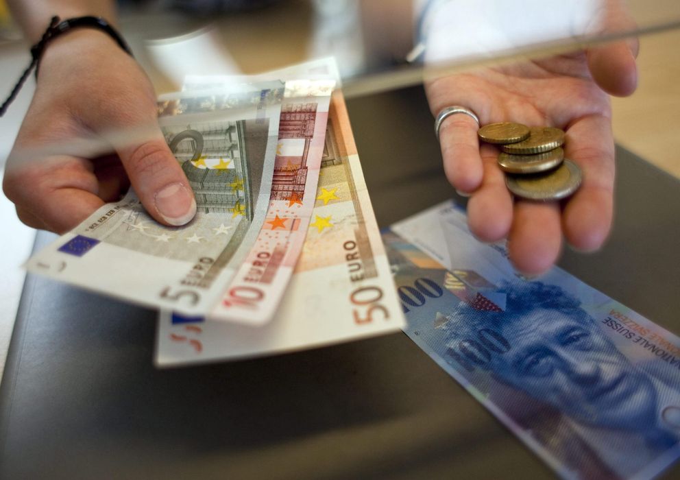 Foto: Una mujer mientras cambia Francos suizos a euros (Efe)