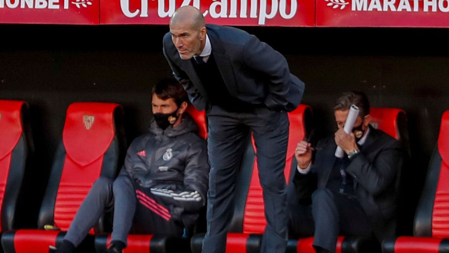Zidane en el banquillo del estadio Sánchez Pizjuán. (Efe)