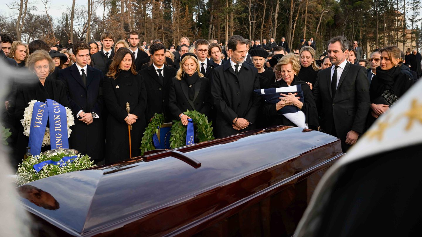Imagen de la familia real griega durante el funeral en el cementerio de Tatoi en Atenas. (EFE)
