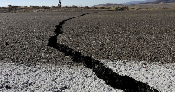 Foto: Fisuras en una carretera tras el terremoto del pasado jueves en California. (Reuters)