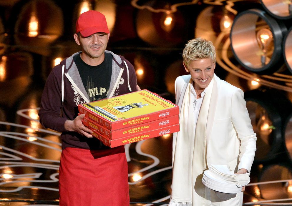 Foto: Edgar Martirosyan entregando la pizza a Ellen DeGeneres