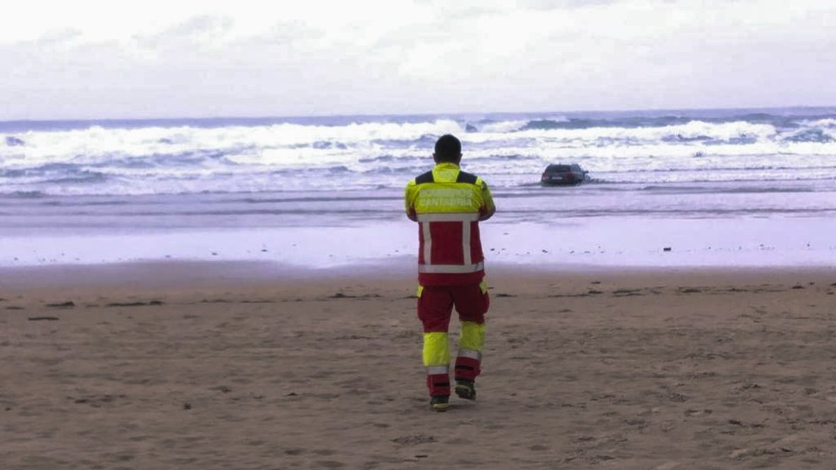 La Guardia Civil denunciará a una pareja que dejó su coche encallado en una playa cántabra