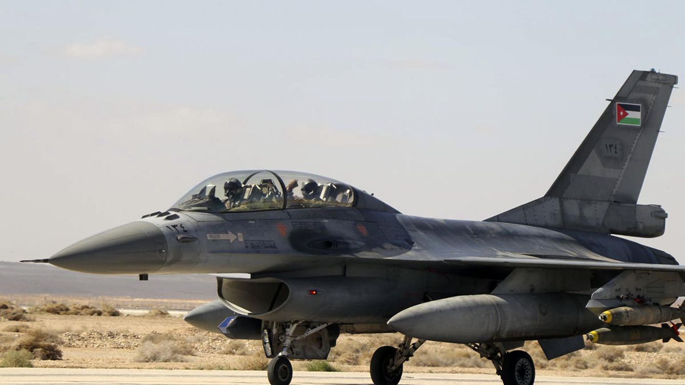 Foto: Archivo: un avión de la Real Fuerza Aérea jordana despega de una base aérea para atacar al Estado Islámico en la ciudad siria de Raqqa. (Reuters/Petra News Agency)