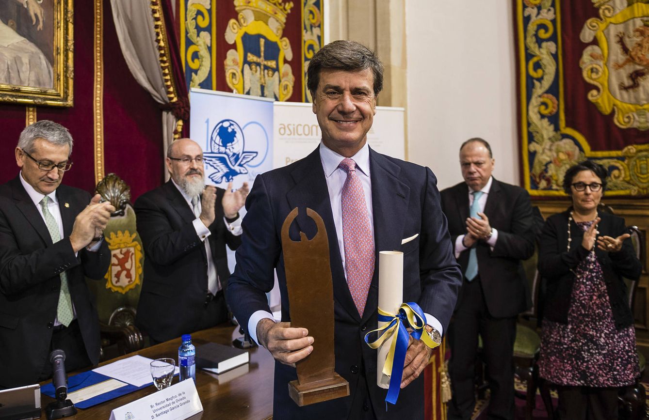 Cayetano recogiendo el premio en la Universidad de Oviedo (Gtres)