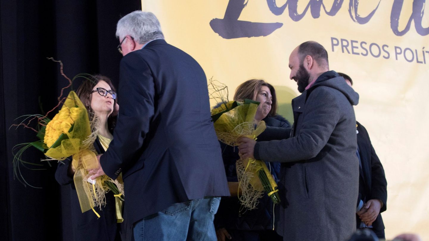 El vicepresidente de la Asamblea Nacional Catalana, Agustí Alcoberro (2i), ofrece un ramo de flores a la mujer de Jordi Sànchez, Susana Barreda (1i), mientras la mujer de Joaquim Forn (2d) lo recibe de la mano del vicepresidente de Òmium Cultural, Marcel Mauri (1d), tras la asamblea general de la ANC. (EFE)