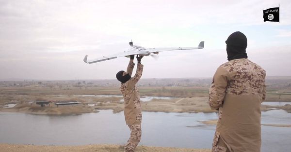 Foto:  Un vídeo propagandístico de Daesh muestra a sus miembros manejando drones