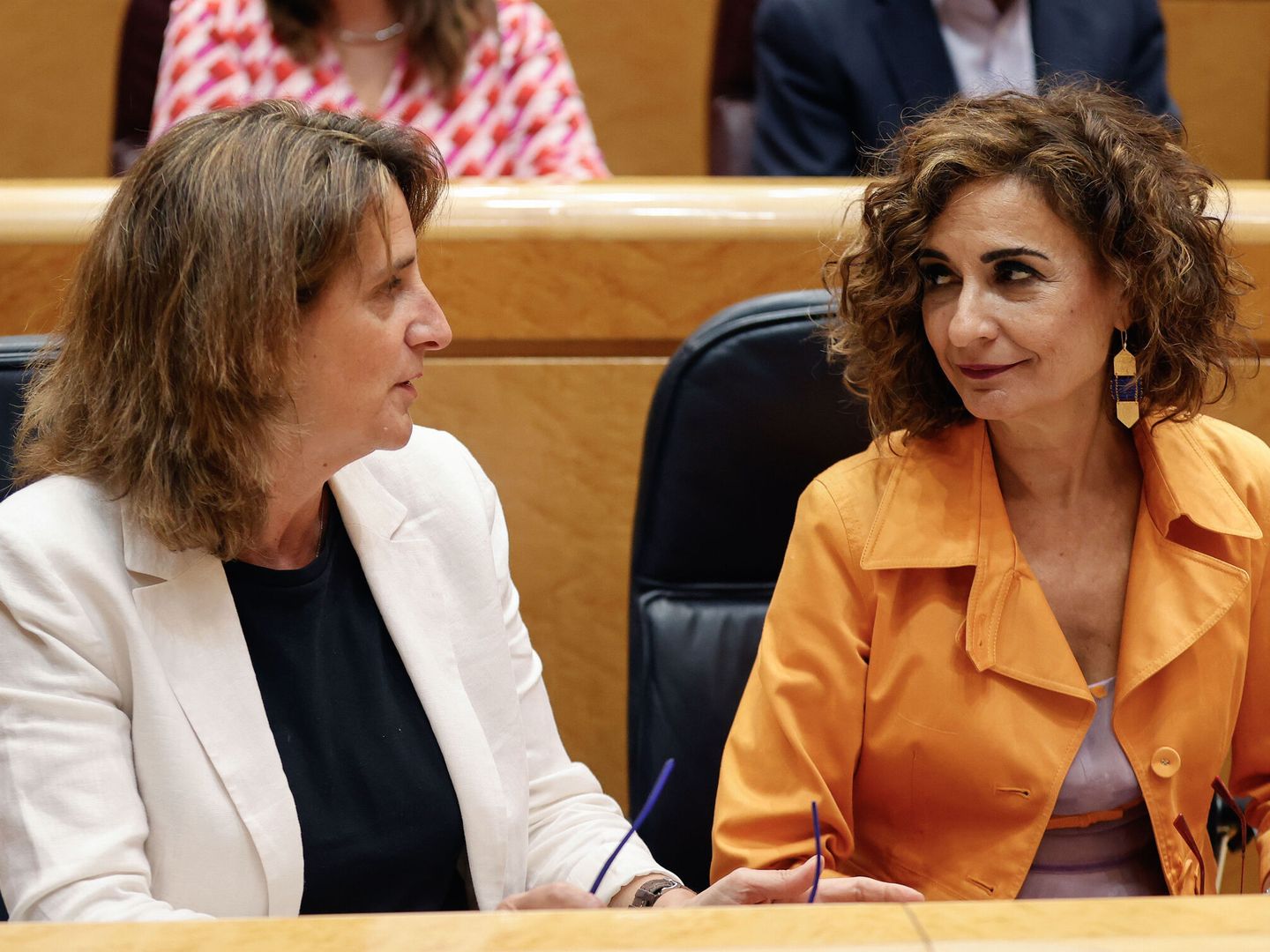 Las vicepresidentas del Gobierno María Jesús Montero (d) y Teresa Ribera. (EFE /J. P. Gandul)