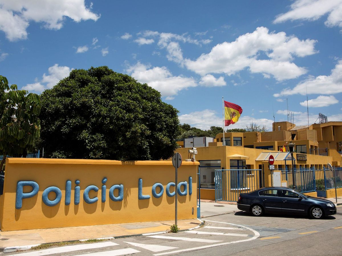 Foto: Vista exterior de la comisaría de la Policía Local de la localidad malagueña de Estepona. (EFE/Daniel Pérez)