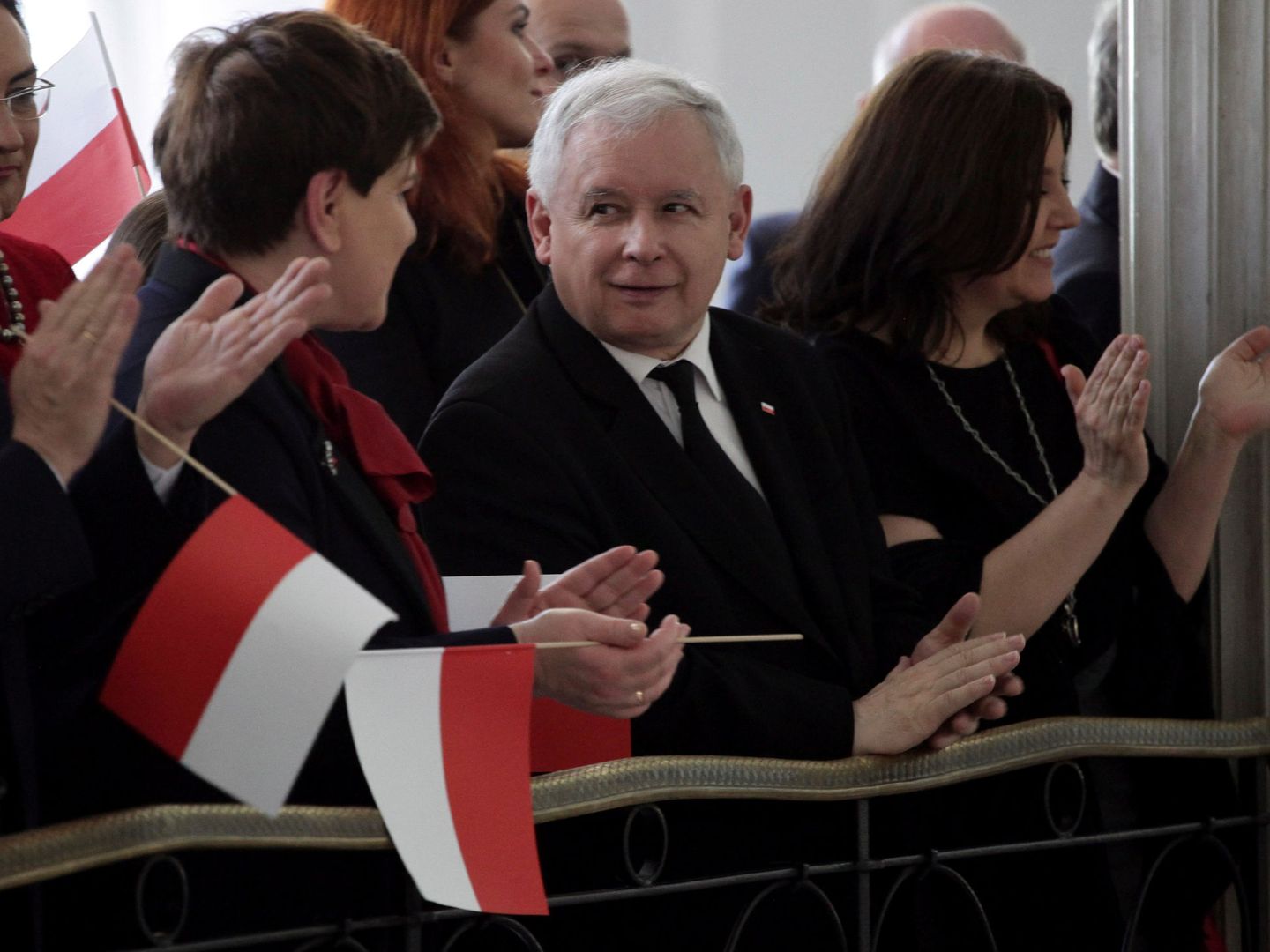 La Primera Ministra Beata Szydlo junto a Jaroslaw Kaczynski durante la ceremonia del Día Nacional de la Bandera, en el Parlamento de Varsovia el 2 de mayo de 2016 (Reuters)