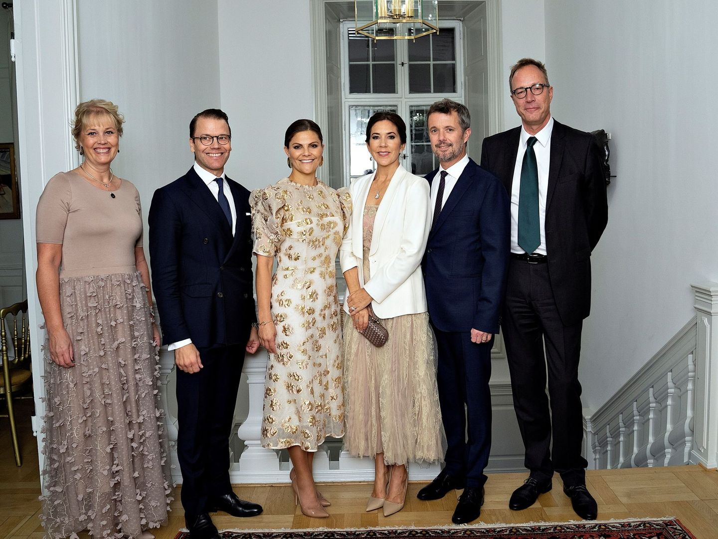Los príncipes de Suecia y Dinamarca, en la residencia del embajador. (EFE)