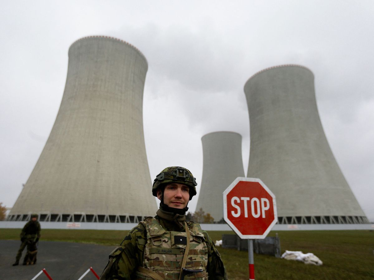 Foto: Un miembro del ejército checo participa en un ejercicio en la central nuclear de Dukovany. (Reuters / David W Cerny)