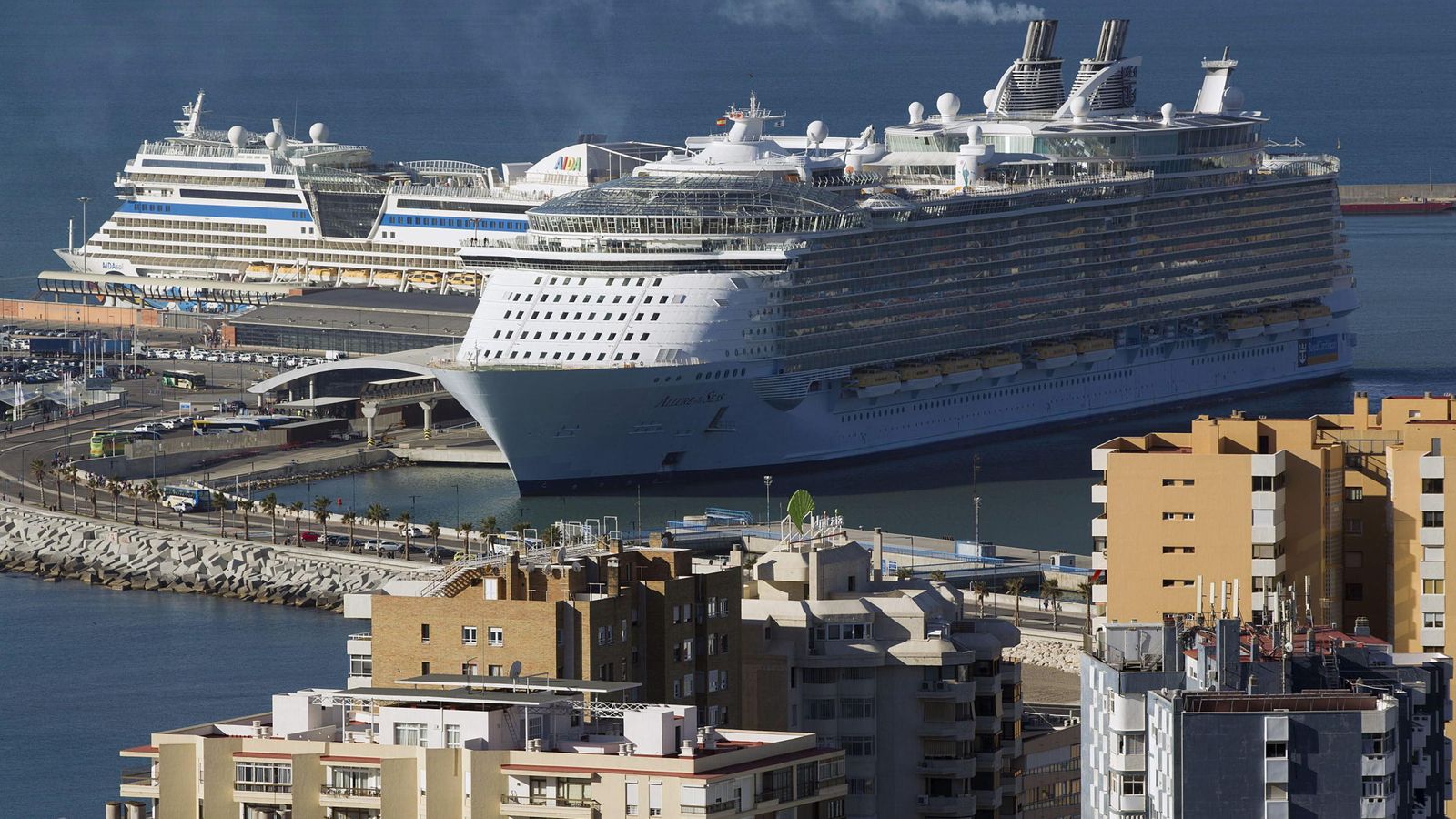 Foto: Vista de un crucero tras llegar al puerto de Málaga. (EFE)