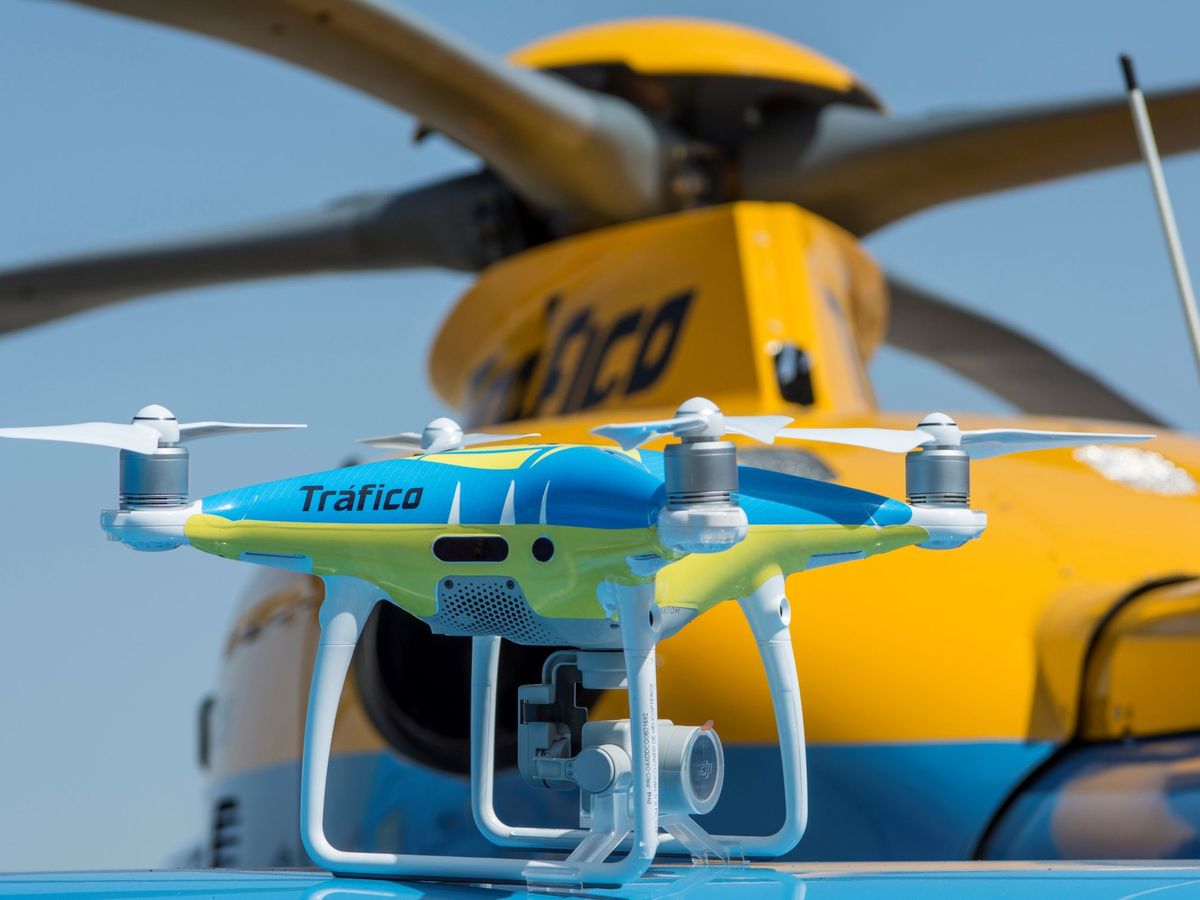 Foto: A los helicópteros Pegasus, la DGT suma también drones y hasta motos camufladas. (DGT)