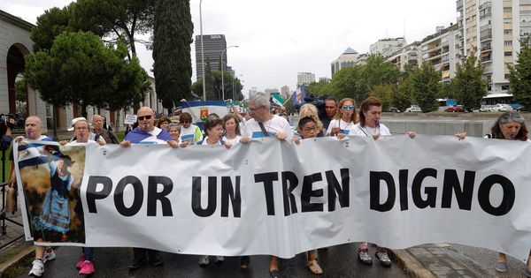 Foto: Manifestación para exigir "un tren digno" para Extremadura. (EFE)